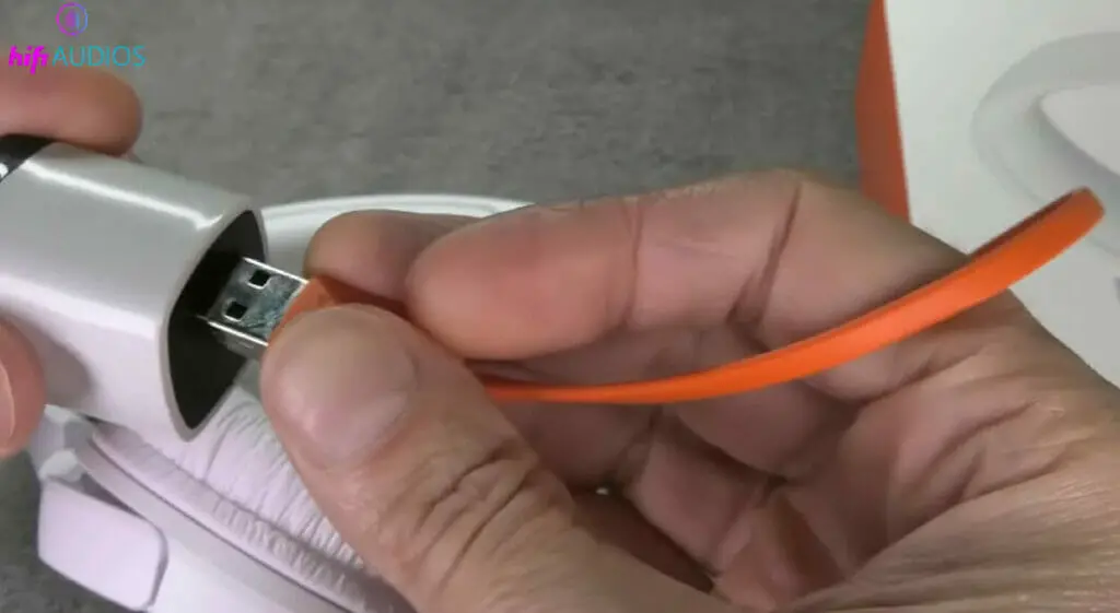 connecting the cable of a headphone for charging