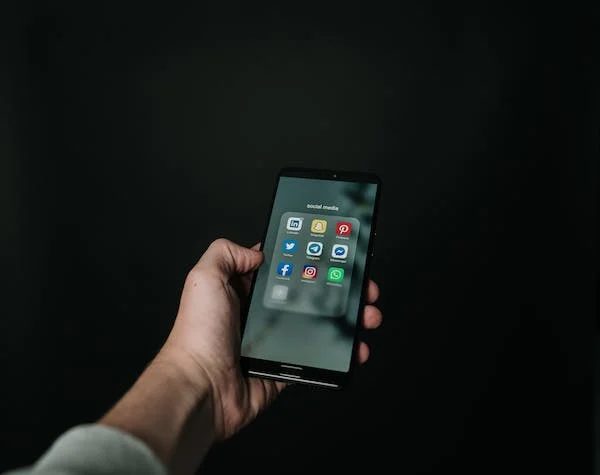 man holding a phone with his left hand