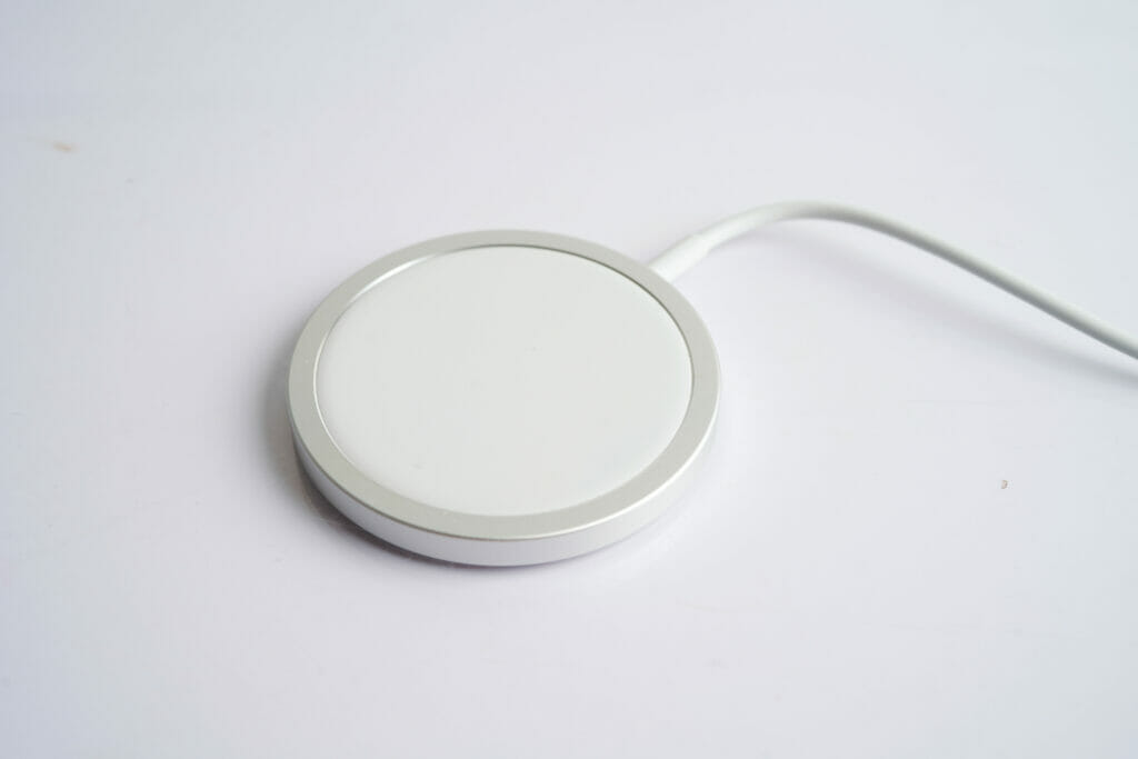 Qi Wireless Charger in color white