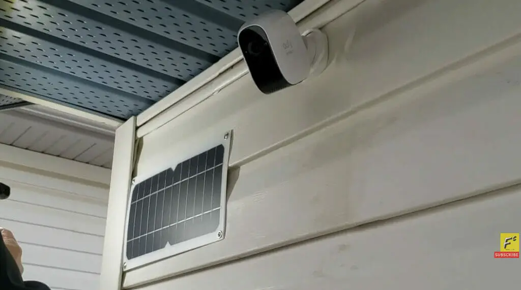 security camera mount on the outdoor white wall near the ceiling