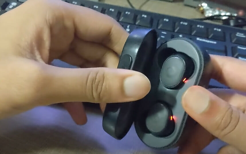 opening the case of a wireless skullcandy earbuds