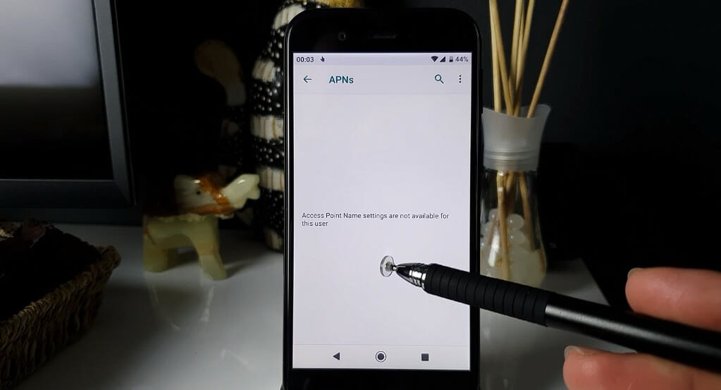 a digital pen points at the phone's APN setting screen
