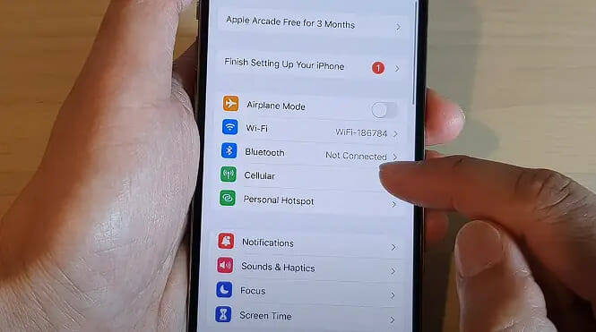 a person tapping the Cellular setting on the iphone