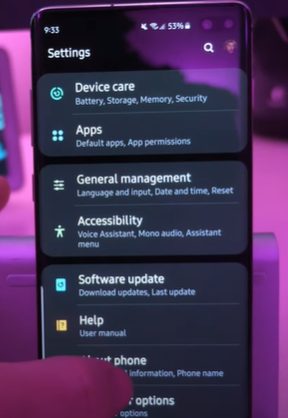 A person showing the settings notification of a phone