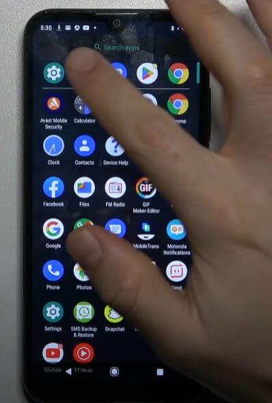 A person tapping on a Setting icon on a his phone