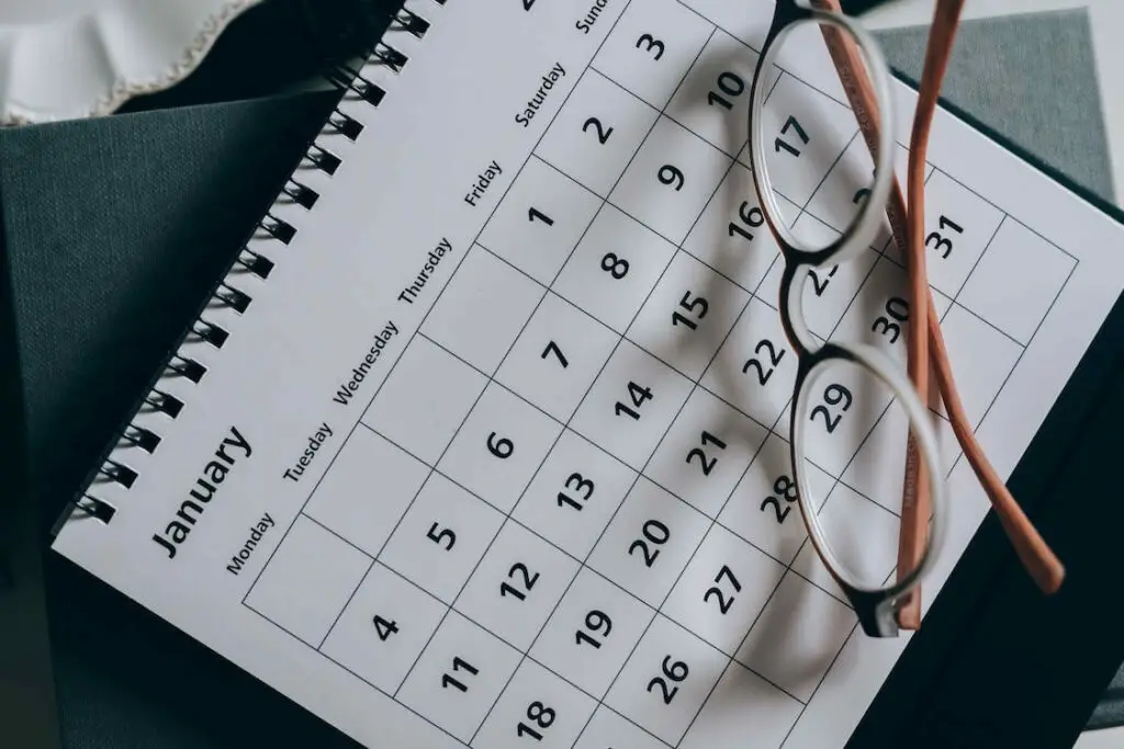 A calendar with a pair of glasses on it