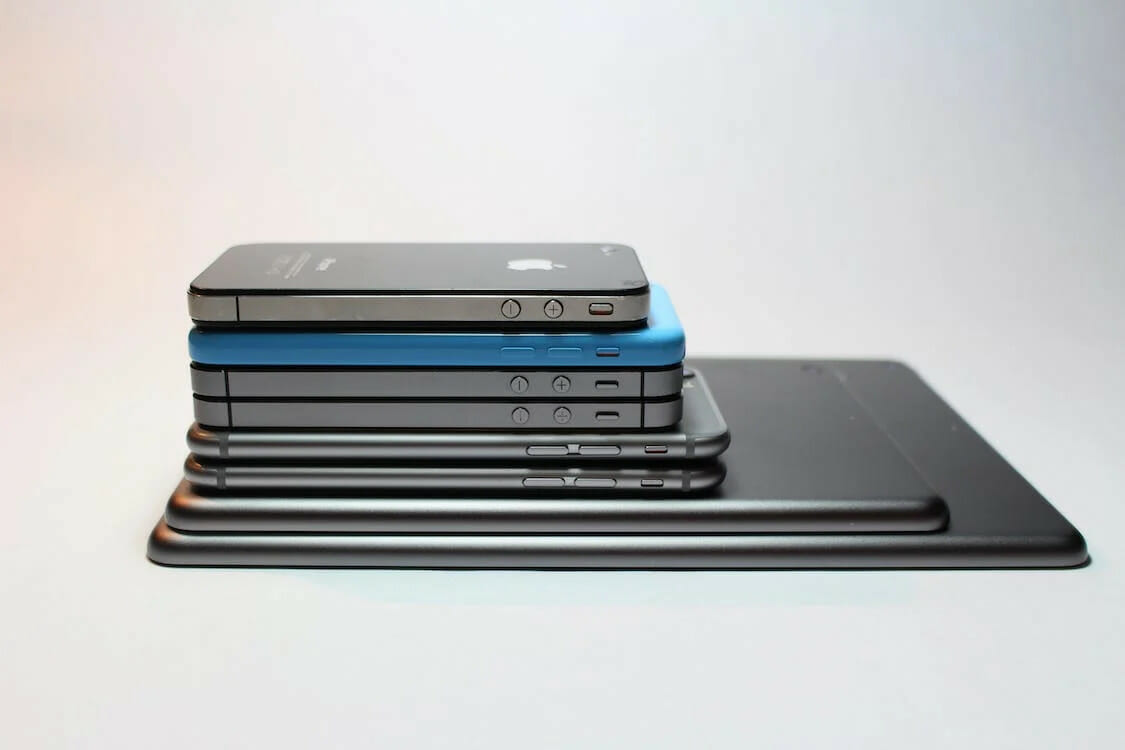 A piled of laptop, ipad and cellphones